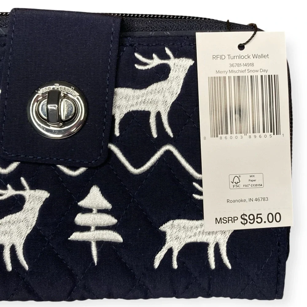 ⌛️SOLD⌛️ Vera Bradley RFID Turnlock Wallet Merry Mischief Snow Day Quilt Cotton - Picture 2 of 16